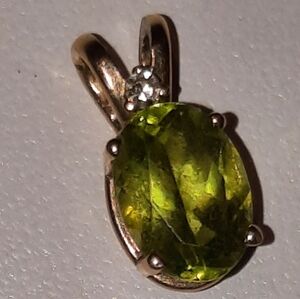 GENUINE 10K YELLOW GOLD AUTHENTIC 💚 PERIDOT AUG BIRTHSTONE & DIAMOND 💎 PENDANT